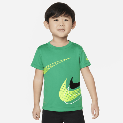 Playera con grafico infantil Nike Dri FIT Swoosh Verde